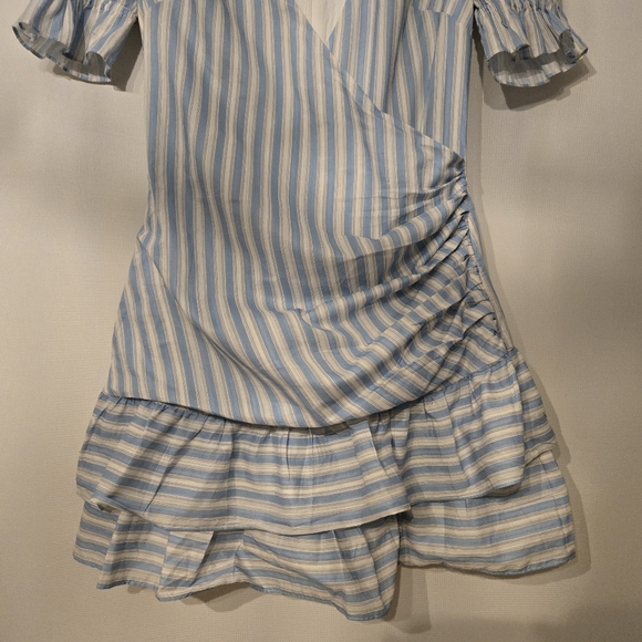 Bellevue Dresses & Skirts - Bellevue The Label Size M S/Sl V-neck Wrap Mini Striped Ruffle Dress